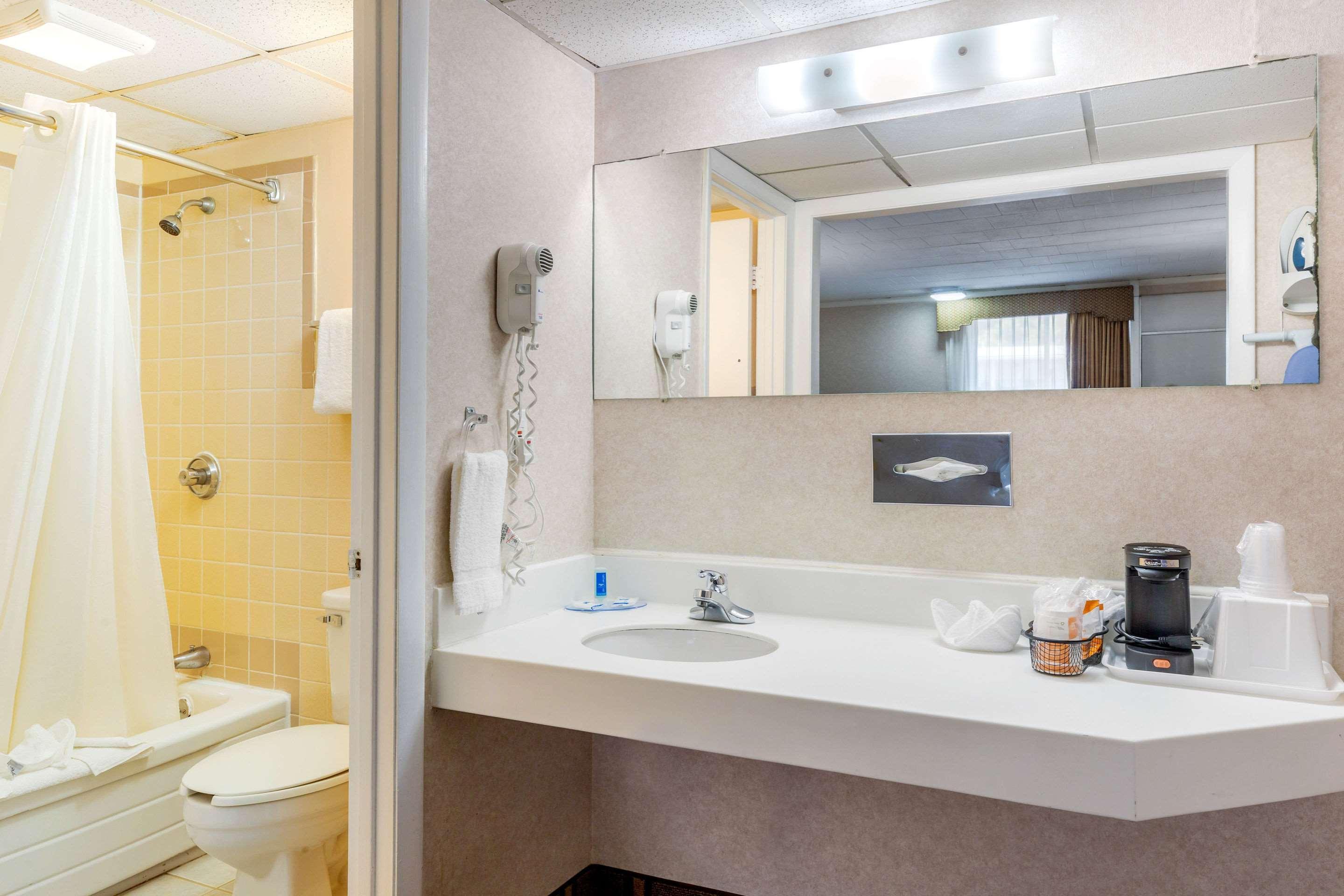 Rodeway Inn Mystic Esterno foto